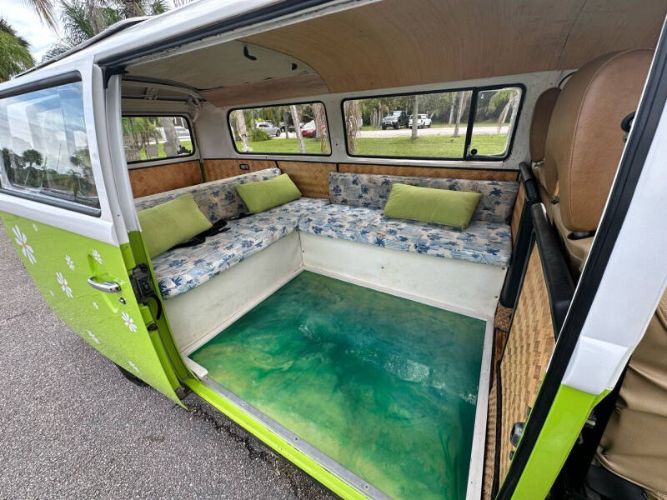 Volkswagen-Bus-1975-Green-Tan-27