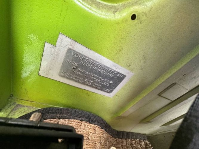 Volkswagen-Bus-1975-Green-Tan-29