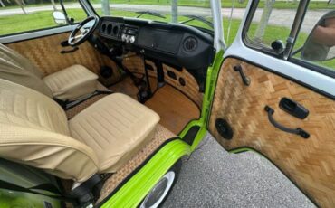Volkswagen-Bus-1975-Green-Tan-30