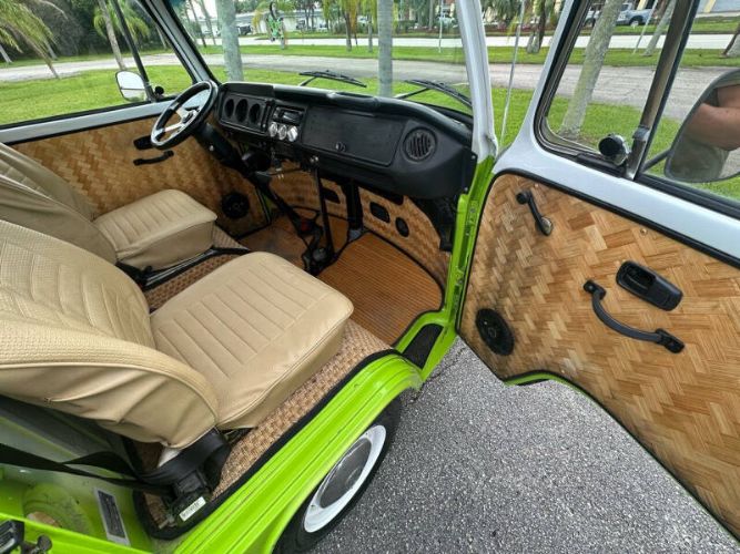 Volkswagen-Bus-1975-Green-Tan-30