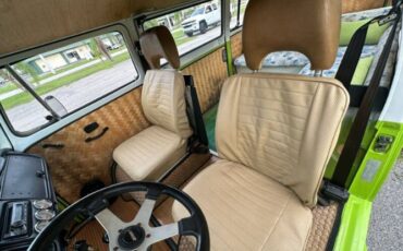 Volkswagen-Bus-1975-Green-Tan-32