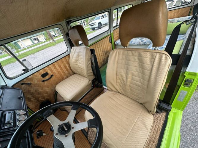 Volkswagen-Bus-1975-Green-Tan-32