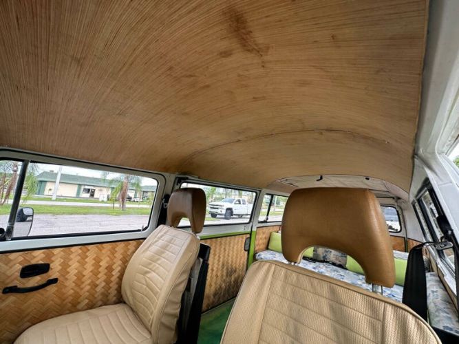 Volkswagen-Bus-1975-Green-Tan-34