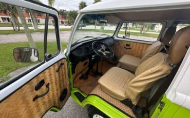 Volkswagen-Bus-1975-Green-Tan-35