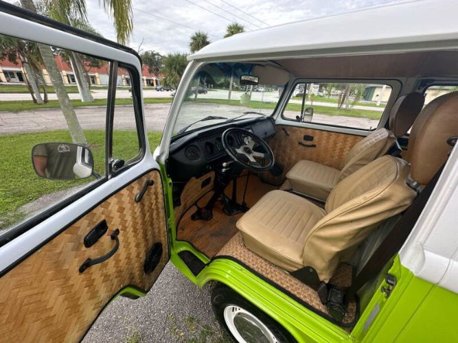 Volkswagen-Bus-1975-Green-Tan-35