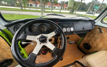 Volkswagen-Bus-1975-Green-Tan-36