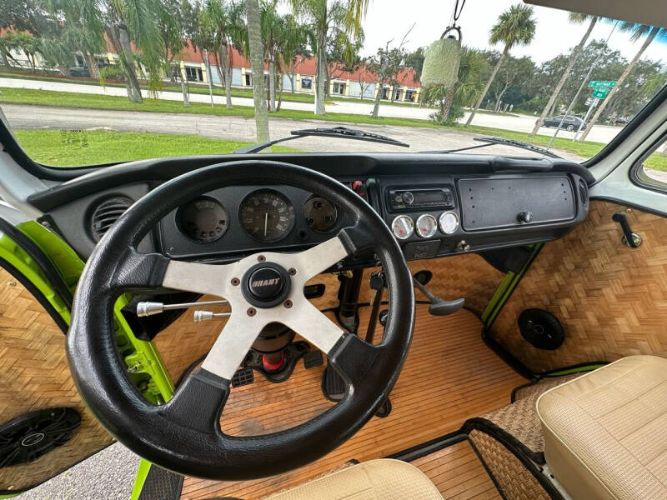 Volkswagen-Bus-1975-Green-Tan-36