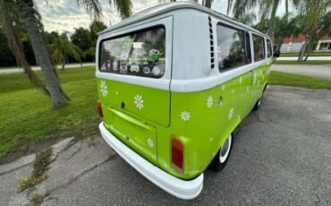 Volkswagen-Bus-1975-Green-Tan