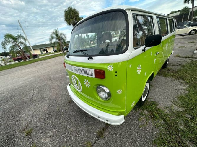 Volkswagen-Bus-1975-Green-Tan-4