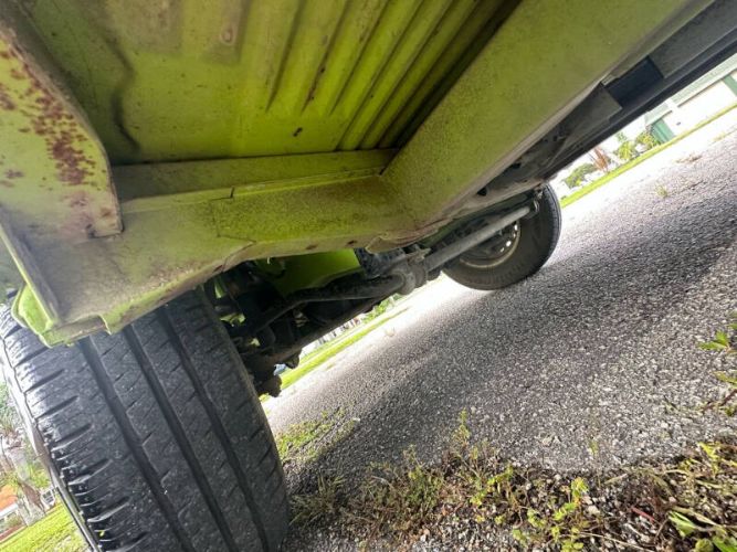 Volkswagen-Bus-1975-Green-Tan-6