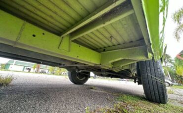 Volkswagen-Bus-1975-Green-Tan-7