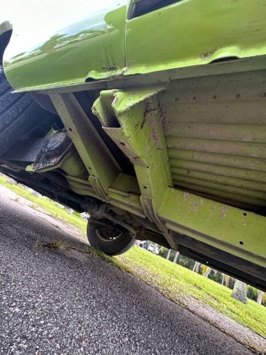 Volkswagen-Bus-1975-Green-Tan-9
