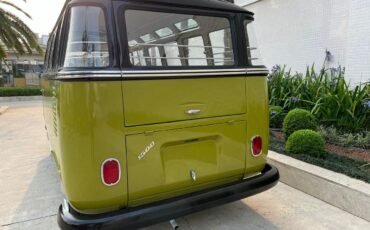 Volkswagen-Bus-1975-GreenBlack-Plaid-1