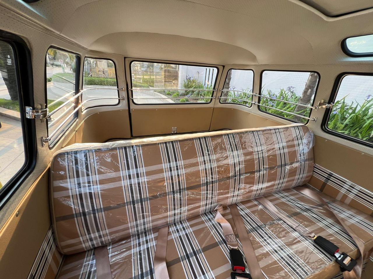 Volkswagen-Bus-1975-GreenBlack-Plaid-7