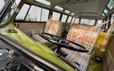 Volkswagen-Bus-1975-GreenBlack-Plaid-8