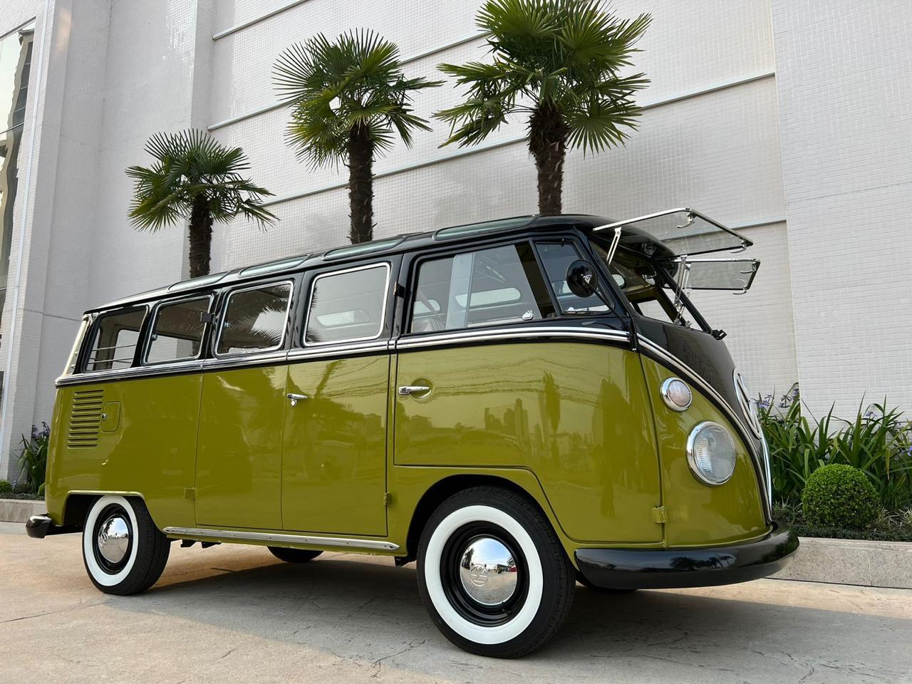 Volkswagen-Bus-1975-GreenBlack-Plaid