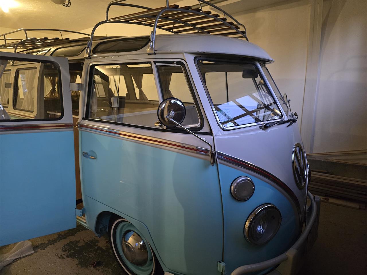 Volkswagen-Bus-1975-Turquoise-amp-White-Tan-6