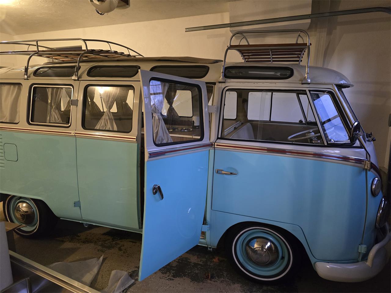Volkswagen-Bus-1975-Turquoise-amp-White-Tan-7