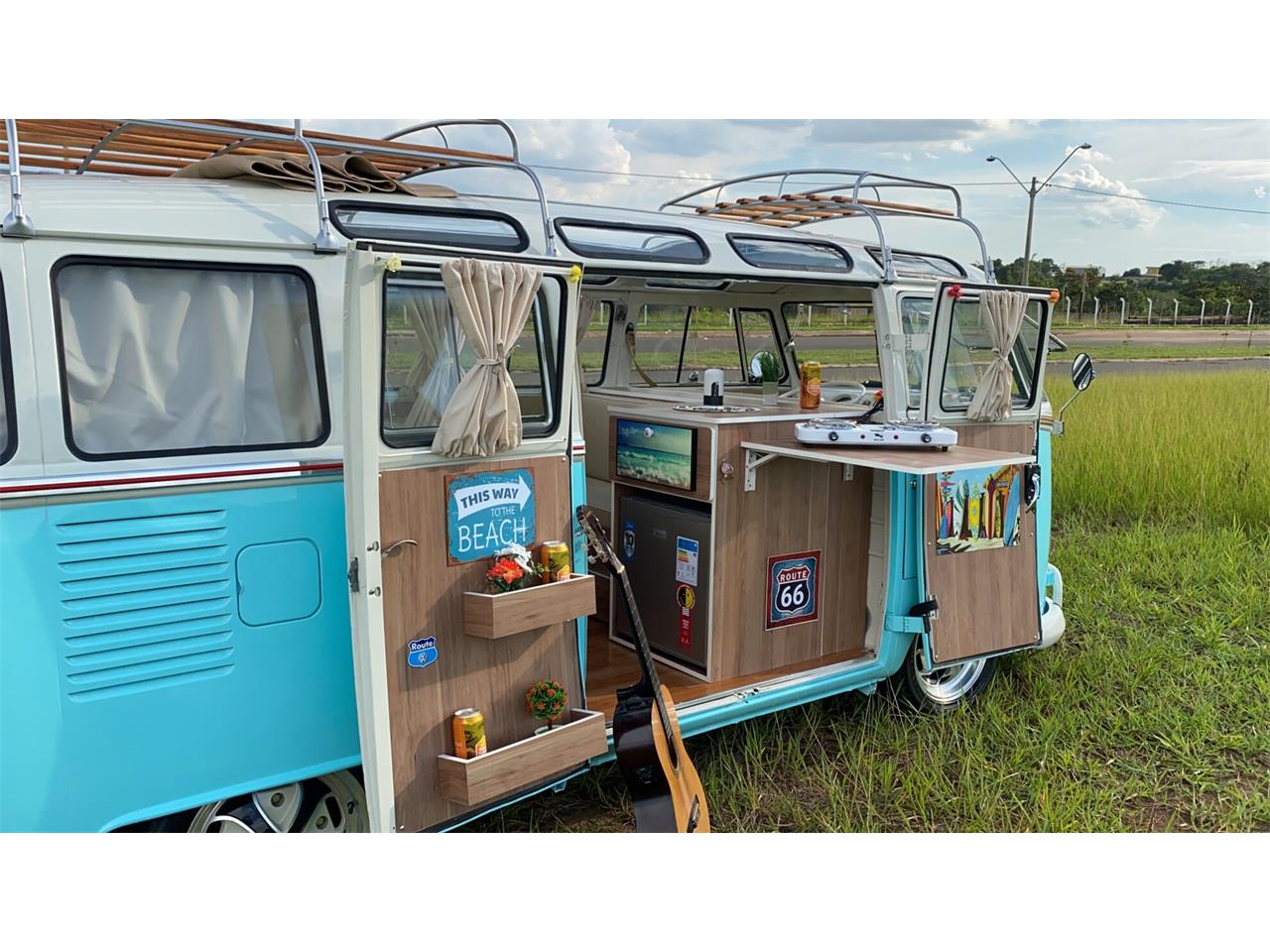 Volkswagen-Bus-1975-Turquoise-amp-White-Tan-8