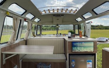 Volkswagen-Bus-1975-Turquoise-amp-White-Tan-9