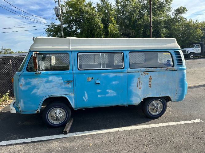 Volkswagen-Bus-1977-Blue-11
