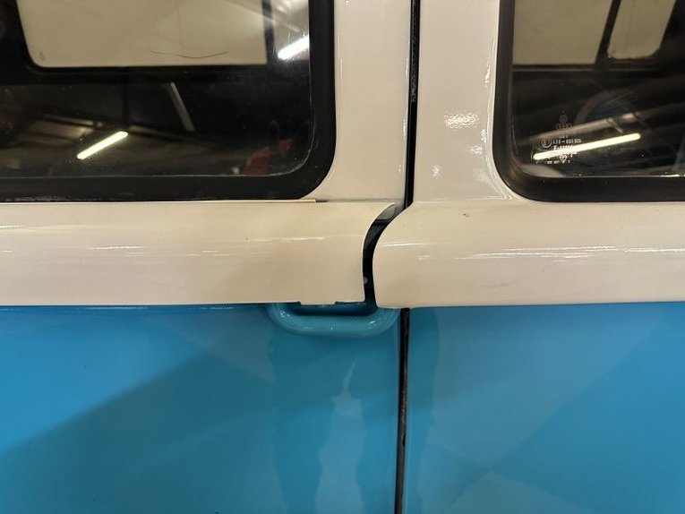 Volkswagen-Bus-1977-Blue-White-Gray-21