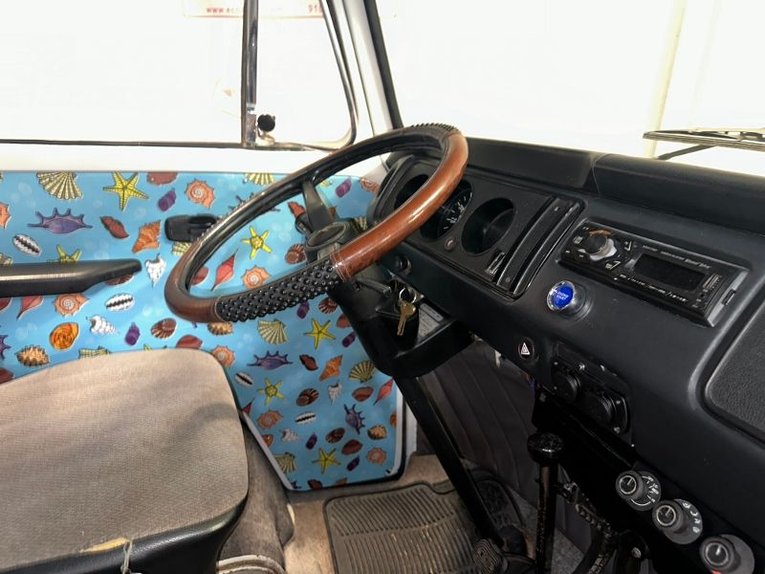Volkswagen-Bus-1977-Blue-White-Gray-23