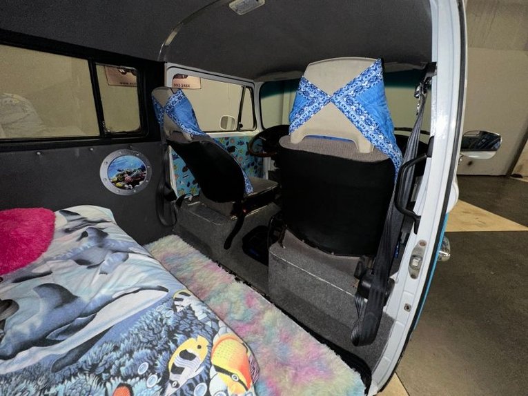 Volkswagen-Bus-1977-Blue-White-Gray-26