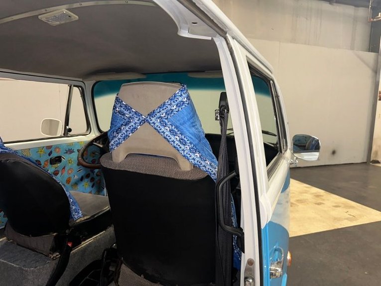 Volkswagen-Bus-1977-Blue-White-Gray-27
