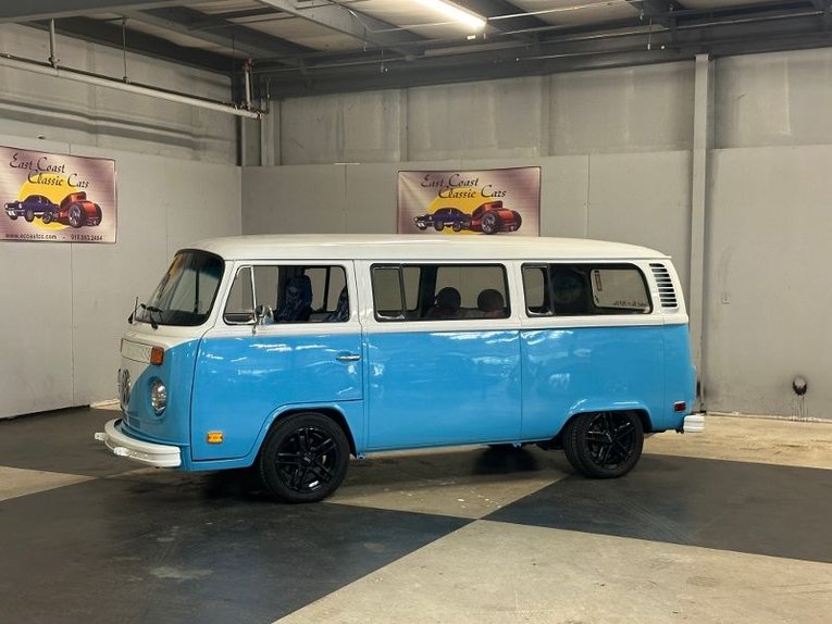 Volkswagen-Bus-1977-Blue-White-Gray-35