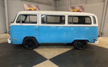 Volkswagen-Bus-1977-Blue-White-Gray