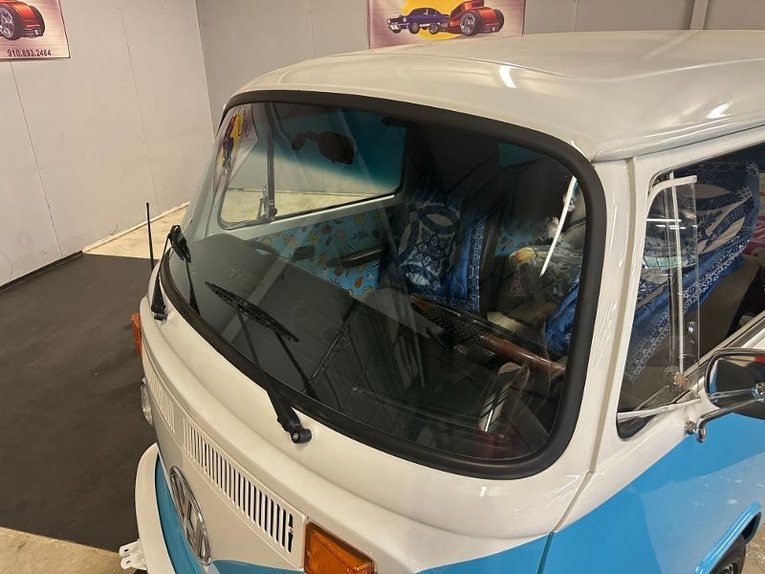 Volkswagen-Bus-1977-Blue-White-Gray-7
