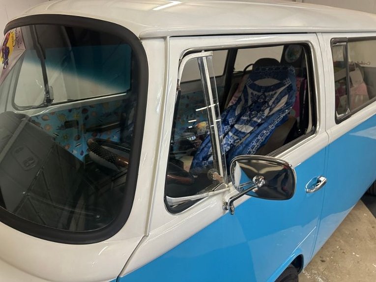Volkswagen-Bus-1977-Blue-White-Gray-8