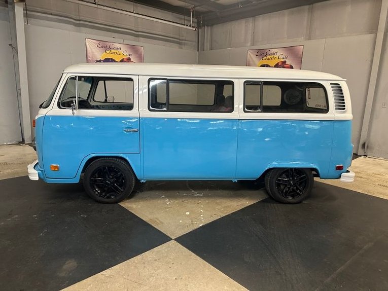 Volkswagen-Bus-1977-Blue-White-Gray