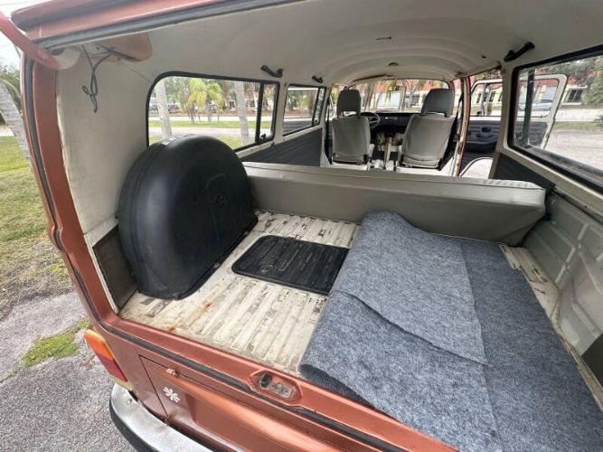 Volkswagen-Bus-1977-Cinnamon-Gray-11