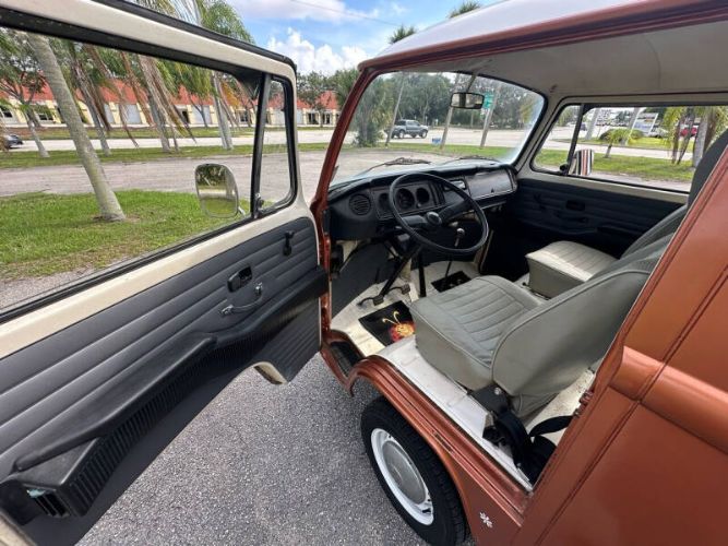 Volkswagen-Bus-1977-Cinnamon-Gray-20