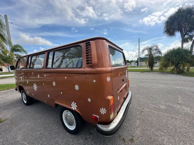 Volkswagen-Bus-1977-Cinnamon-Gray-23