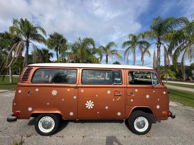 Volkswagen-Bus-1977-Cinnamon-Gray-26