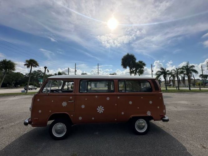 Volkswagen-Bus-1977-Cinnamon-Gray-8