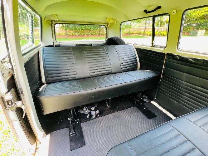 Volkswagen-Bus-1977-Two-Tone-RedWhite-10