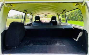 Volkswagen-Bus-1977-Two-Tone-RedWhite-13