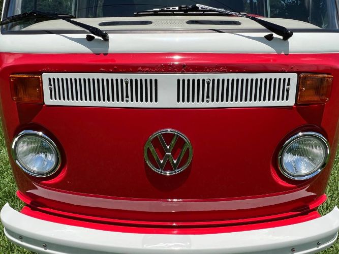 Volkswagen-Bus-1977-Two-Tone-RedWhite-15