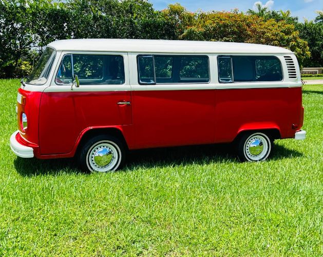 Volkswagen-Bus-1977-Two-Tone-RedWhite-19