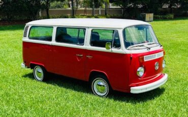 Volkswagen-Bus-1977-Two-Tone-RedWhite