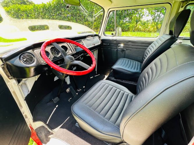 Volkswagen-Bus-1977-Two-Tone-RedWhite-4