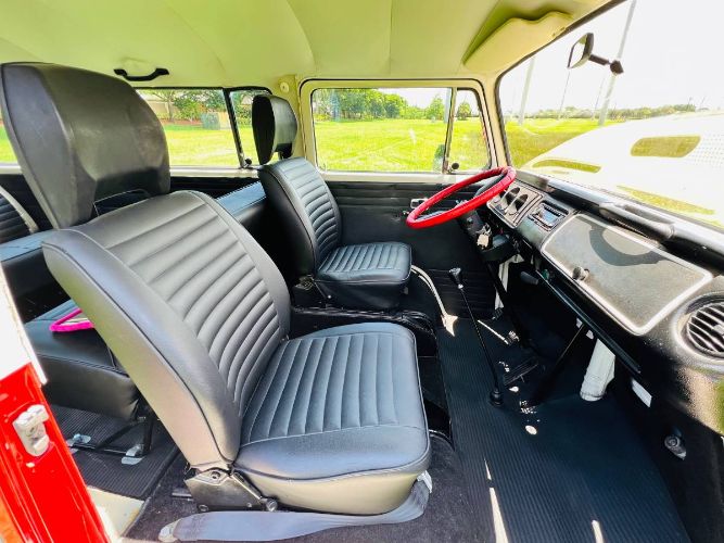 Volkswagen-Bus-1977-Two-Tone-RedWhite-7