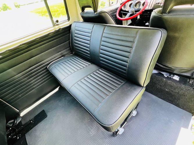 Volkswagen-Bus-1977-Two-Tone-RedWhite-9