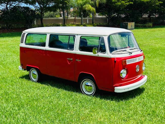 Volkswagen-Bus-1977-Two-Tone-RedWhite