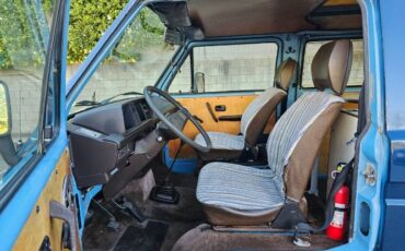 Volkswagen-Bus-1982-Blue-12