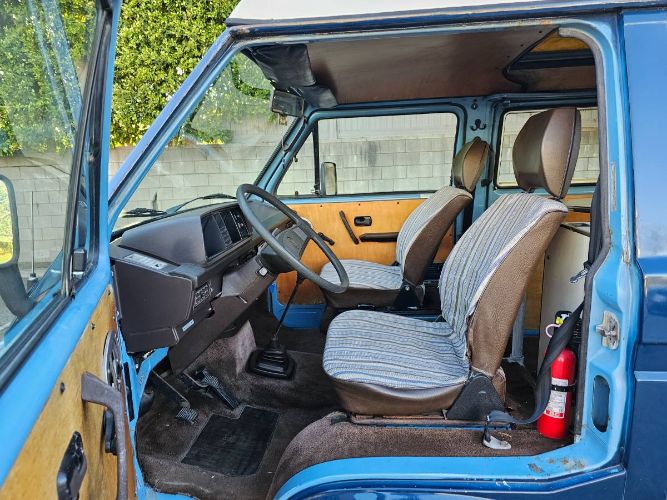 Volkswagen-Bus-1982-Blue-12